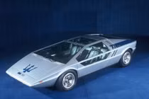 Siêu xe hình tam giác “có một không hai” giá hơn 10 tỷ