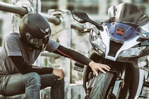 Kawasaki ZX-10R mạnh mẽ và cuốn hút trên phố Sài Gòn