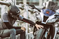 Kawasaki ZX-10R mạnh mẽ và cuốn hút trên phố Sài Gòn