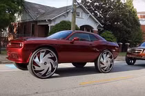 Dodge Challenger SRT Hellcat gây “tức cười” với la-zăng 34 inch độ 