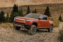 Bán tải điện Rivian R1T sửa, phí đắt gần bằng mua xe mới