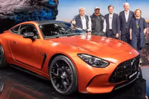 "Soi" sedan hiệu suất cao Mercedes-AMG GT 63 S E Performance 2025