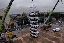 Các "pháp sư Trung Hoa" thử độ bền 7 chiếc Chery eQ7 cõng lên nhau