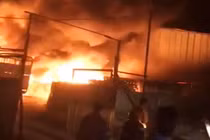 Cháy bãi phế liệu ở Bình Dương, hai xe tải bị thiêu rụi