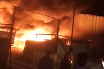 Cháy bãi phế liệu ở Bình Dương, hai xe tải bị thiêu rụi