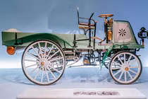 Hãng xe sang Mercedes-Benz trưng bày "cụ tổ" của xe Van Sprinter 