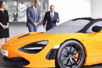 Hoàng tử Anh thích thú với siêu xe McLaren 720S lego