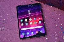 Sửa màn hình Samsung Galaxy Fold ngốn tới 13,8 triệu đồng 
