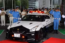 Đại gia Nhật chơi lớn, tặng Lexus LC500 cho cảnh sát 