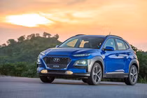 Hyundai Kona được đại lý giảm tới 20 triệu, Kia Seltos dè chừng
