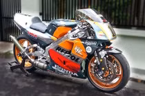 Biến Honda NSR250 “nát” 1992 thành xe đua đường phố