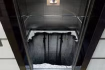 Rơi thang máy ở độ cao 15m, nam thanh niên nguy kịch