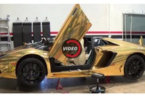 Siêu xe Aventador Roadster lên dàn áo mạ vàng cực độc