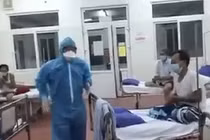 Xúc động bác sĩ Bệnh viện C hát cùng bệnh nhân trong khu cách ly