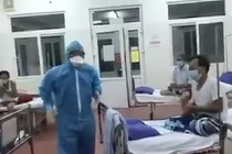 Xúc động bác sĩ Bệnh viện C hát cùng bệnh nhân trong khu cách ly