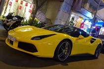 Phan Hoàng cưỡi Ferrari 488 GTB 15 tỷ xuống phố chơi Tết