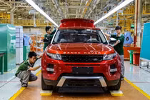 Nhân viên đại lý Land Rover nhận hơn 10 triệu đồng/1 giờ sửa xe