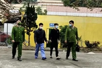 2 anh em họ giả thành phụ nữ, dùng súng nhựa cướp xe taxi