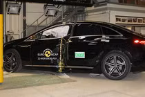 Mercedes-Benz cho xe va chạm với đối thủ để kiểm tra an toàn