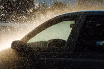 Rửa xe ôtô bằng nước mưa, tưởng tiết kiệm hóa ra... cực hại