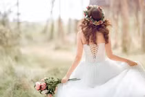 Chuẩn bị đi trăng mật, cô dâu điên đầu khi chồng đưa mẹ đi theo!