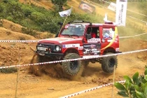 Hàng chục xe ôtô dãi nắng, tắm bùn tại Hà Nội