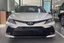 Toyota Camry đang "xả kho", giảm đến 70 triệu đồng tại đại lý Việt