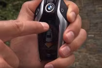 “Lác mắt” xem đỗ xe bằng điều khiển trên BMW 7 Series mới