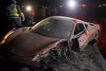 Tiền vệ Juventus “đâm nát” siêu xe Ferrari tại Chile