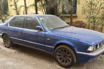 Xế sang BMW 730i phủ bụi, “bỏ xó” ở vỉa hè Hà Nội