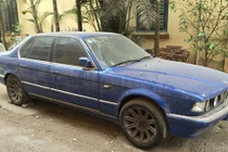 Xế sang BMW 730i phủ bụi, “bỏ xó” ở vỉa hè Hà Nội