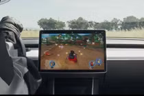 Tesla bị điều tra vì tính năng Passenger Play khi lái xe
