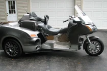 Siêu môtô 3 bánh “lai” giữa Ford Focus và Honda Goldwing