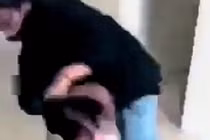 Bốn học sinh bị kỷ luật vì dùng chân đá vào đầu bạn