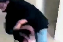 Bốn học sinh bị kỷ luật vì dùng chân đá vào đầu bạn