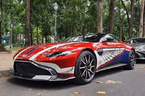 Aston Martin Vantage gần 15 tỷ của Minh Nhựa khoe dáng ở Sài Gòn