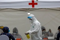 Điều tra nhà tang lễ ở HN, Reuters càng thán phục Việt Nam giãn cách xã hội tốt 