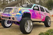 GMC Yukon Denali độ vỏ bọc 7 sắc cầu vồng độc nhất thế giới