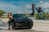 VinFast Lux SA 2.0 mới đọ dáng bên chân dài Hà thành