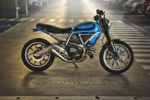 Ngắm Ducati Scrambler “baby blue”, môtô Ý độ kiểu Pháp