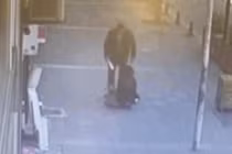 Clip: Hành hung vợ cũ giữa phố, gã đàn ông bị dân “tung cước” hạ gục