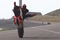 “Đã mắt” xem stunter “làm xiếc” với Ducati 899 Panigale