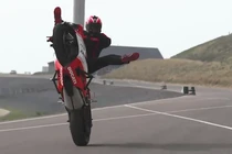 “Đã mắt” xem stunter “làm xiếc” với Ducati 899 Panigale