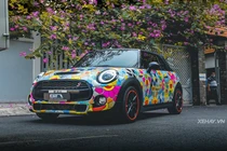 Mini Cooper S Convertible diện “bộ cánh” hoa cúc sặc sỡ ở Sài Gòn