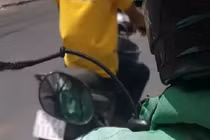 Dòng chữ viết trên vai áo nữ tài xế khiến ai đọc cũng sụt sùi 