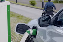 Ford phát triển trạm sạc robot, chủ xe chỉ ngồi điều khiển "bằng mồm"