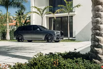 SUV siêu sang Rolls-Royce Cullinan độ màu xám mờ gây tranh cãi 