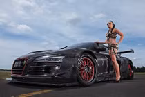 Ngắm mẫu Tây so dáng bên siêu xe Audi R8 “độ hết bài“