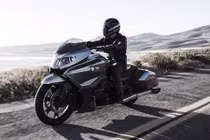 BMW gây bất ngờ với “siêu môtô” đường trường Concept 101 