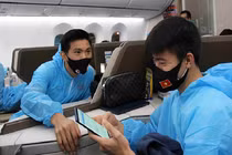 Hé lộ nguyên nhân HLV Park nhường chỗ ở khoang thương gia cho học trò